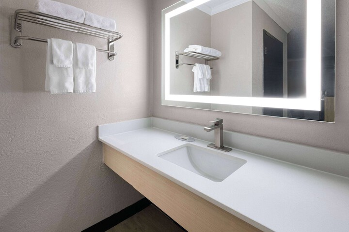 Days Inn by Wyndham Hinesville Near Fort Stewart