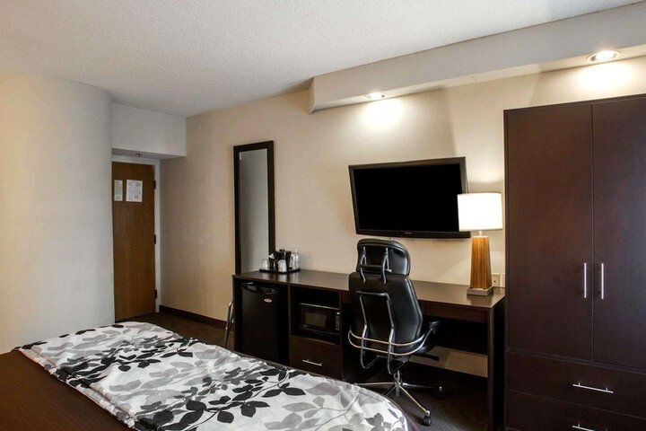 Room 17 of 33