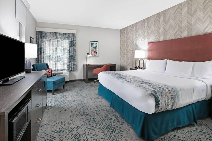 La Quinta Inn & Suites by Wyndham DFW Airport West-Glade