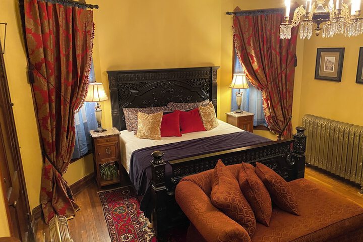 Vineyard Mansion & Carriage House Bed & Breakfast