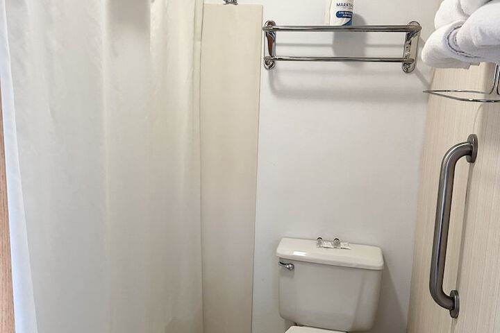 Room 28 of 43