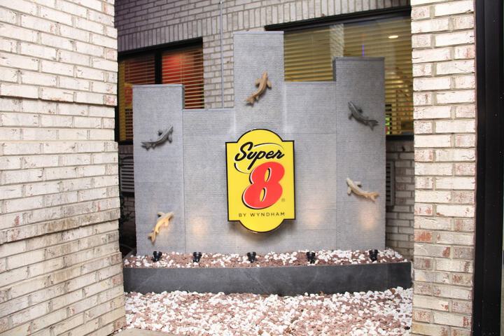 Super 8 by Wyndham Uniontown PA