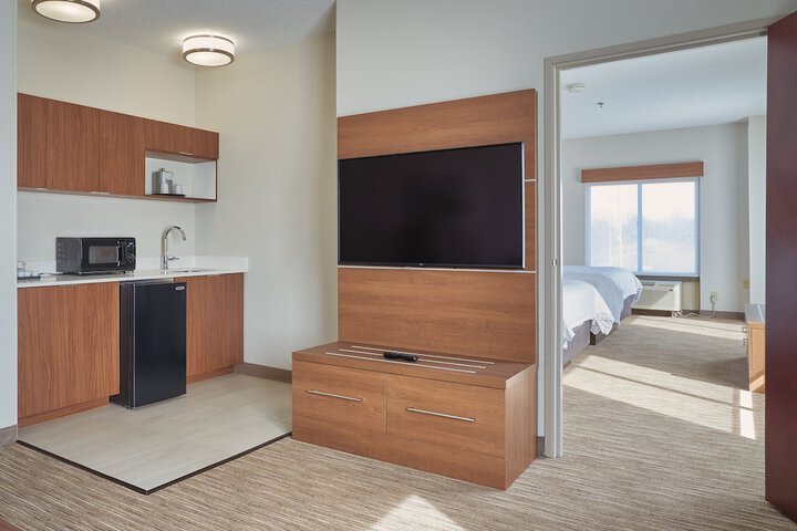 Holiday Inn Express & Suites Akron Regional Airport Area by IHG