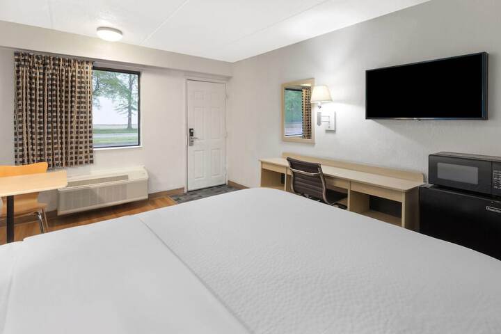 Travelodge by Wyndham Madison Heights MI