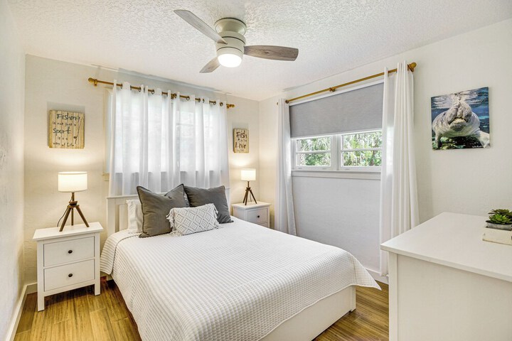 Charming Canalfront Retreat w / Double Boat Slip!