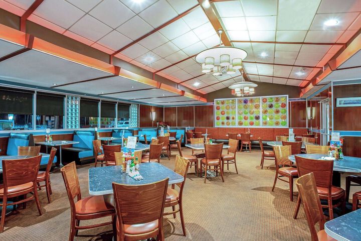 La Quinta Inn & Suites by Wyndham Stamford / New York City