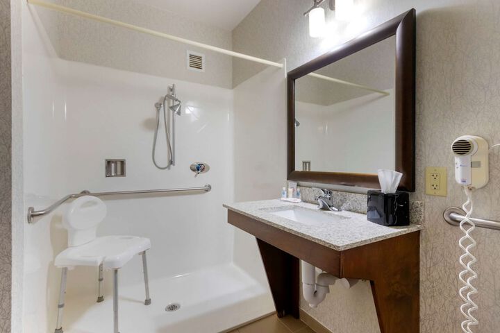 Comfort Inn & Suites Market - Airport