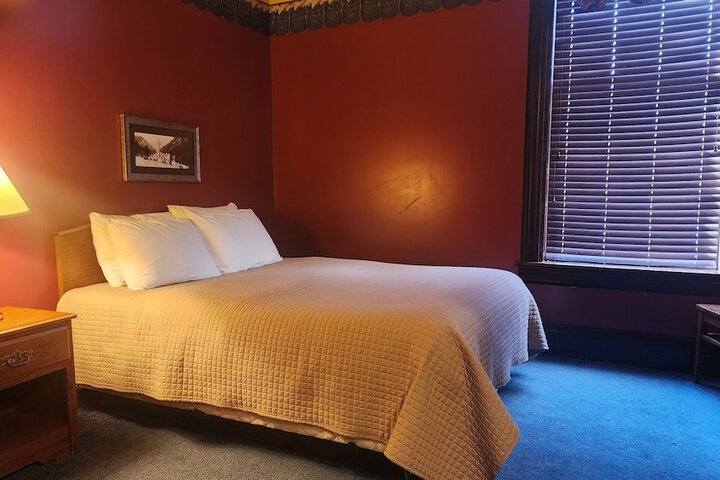 Historic Iron Horse Inn