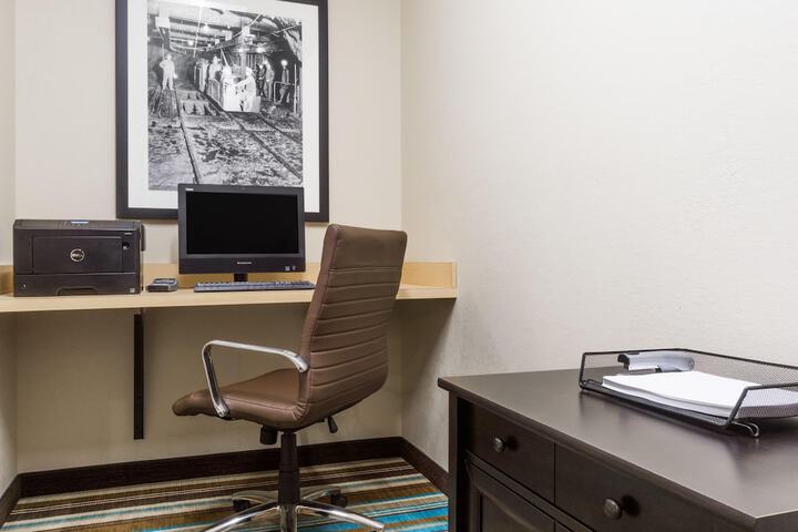 Hawthorn Suites by Wyndham Wheeling at the Highlands