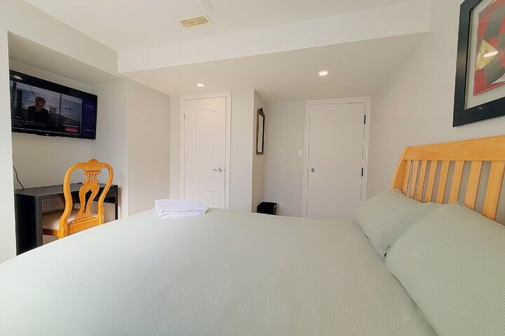 Cozy Rooms in Bright Walkout Suite - Newly Renovated 2026