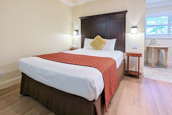 Room 10 of 32