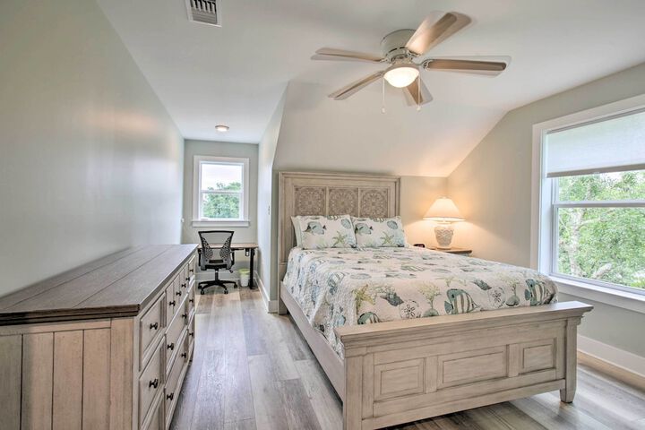Modern Waveland Home w / Deck Walk to Beach!