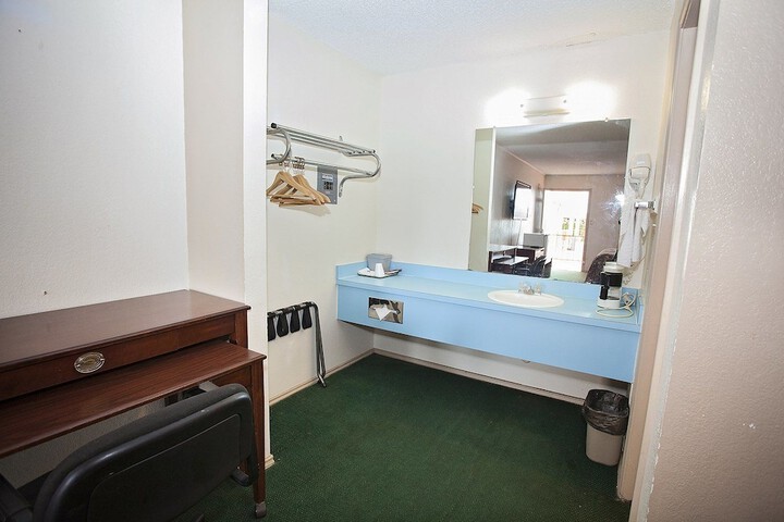 Room 5 of 9