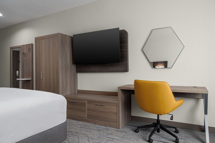 Holiday Inn Express & Suites Alexandria by IHG