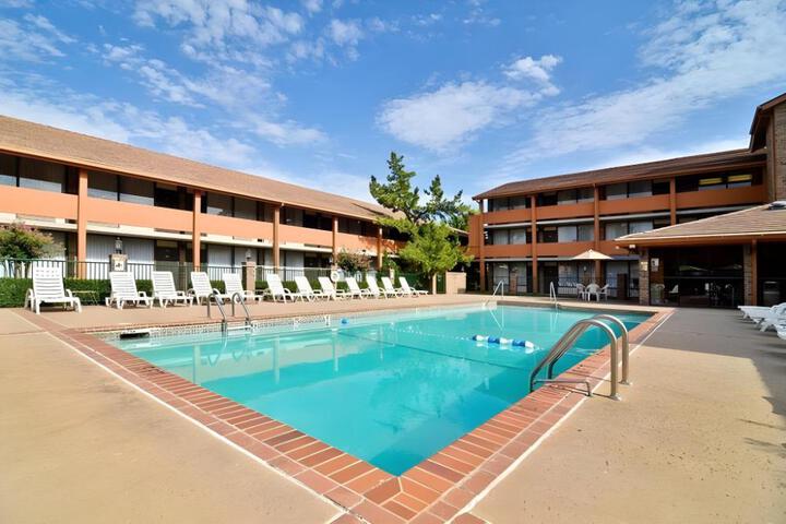 Best Western Plus Saddleback Inn & Conference Center