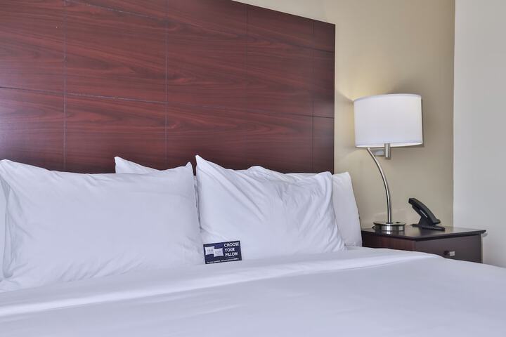Cobblestone Hotel & Suites - Waukesha / West Milwaukee