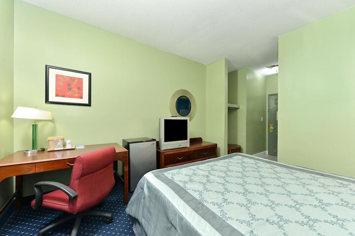 Room 5 of 8