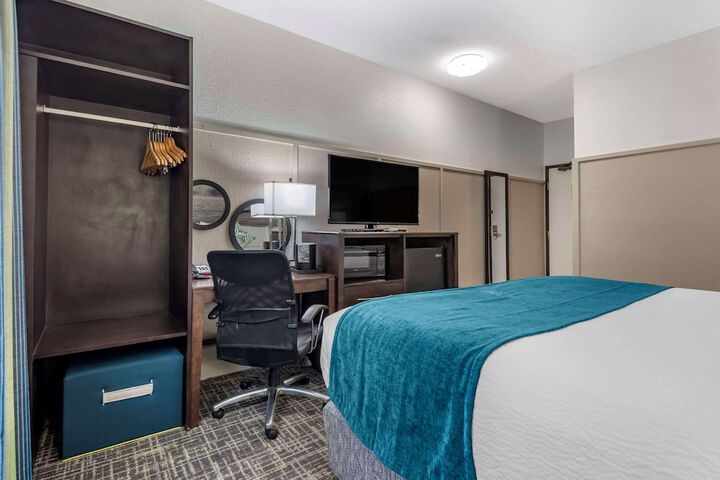Room 17 of 28