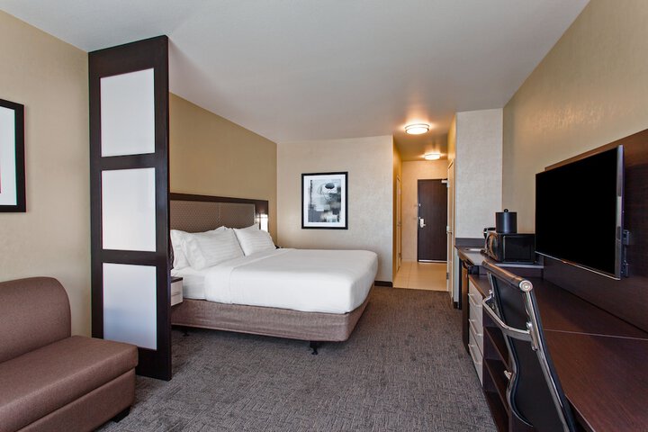 Holiday Inn Express & Suites Anaheim Resort Area by IHG