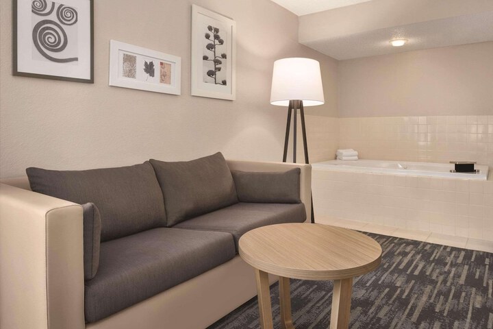 Country Inn & Suites by Radisson Pella, IA