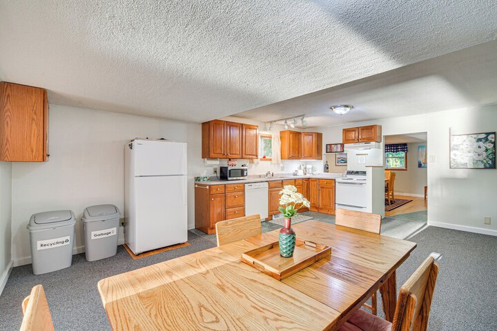 Lakefront Family Retreat w / Private Dock!