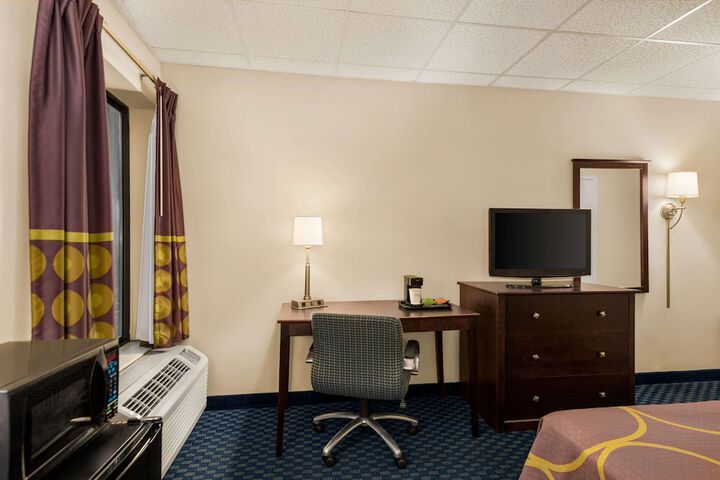 Super 8 by Wyndham Liverpool / Syracuse North Airport