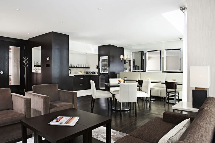 Lounge 22 of 28