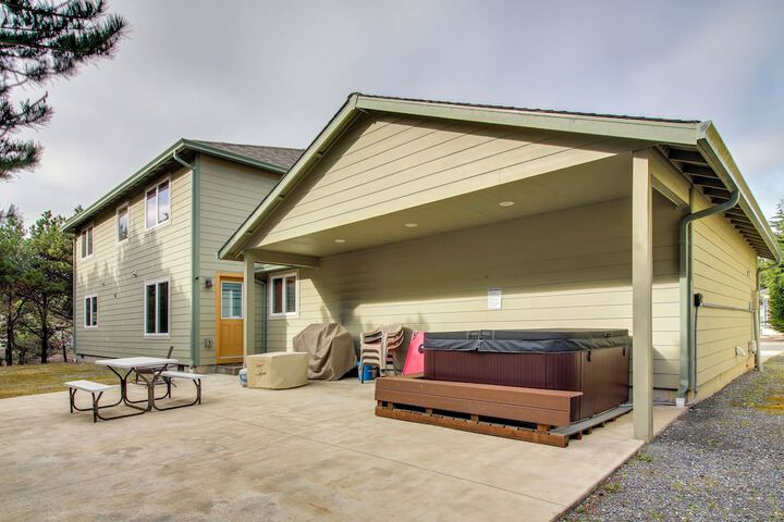 Spacious Bandon Getaway - 2 Blocks to Ocean!