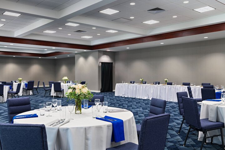 Ballroom/Hall 66 of 77