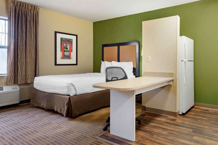 Room 17 of 28