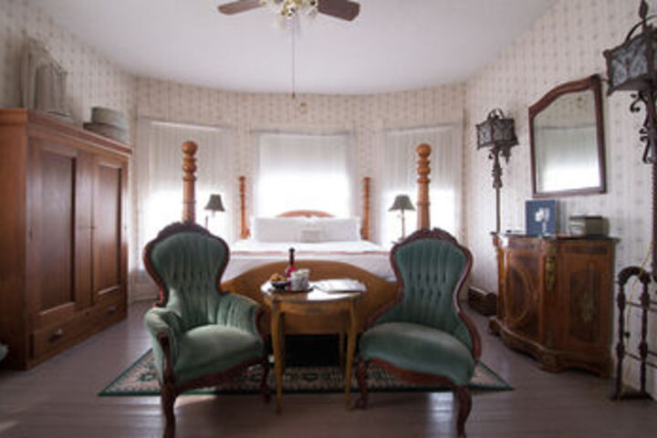 Munzesheimer Manor Bed & Breakfast