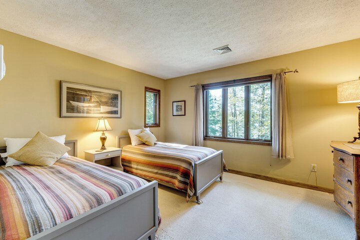 Luxe Poconos Pines Home w / Beach + Amenities!