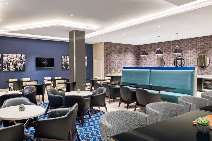 Lounge 53 of 62