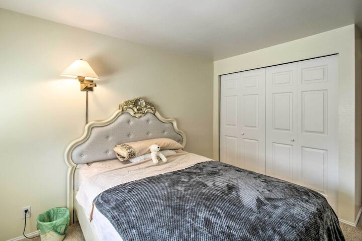 Spacious Family Home on Golf Course: Hike & Bike!