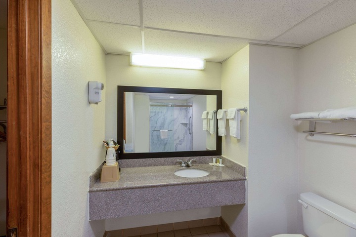 Super 8 by Wyndham Seguin
