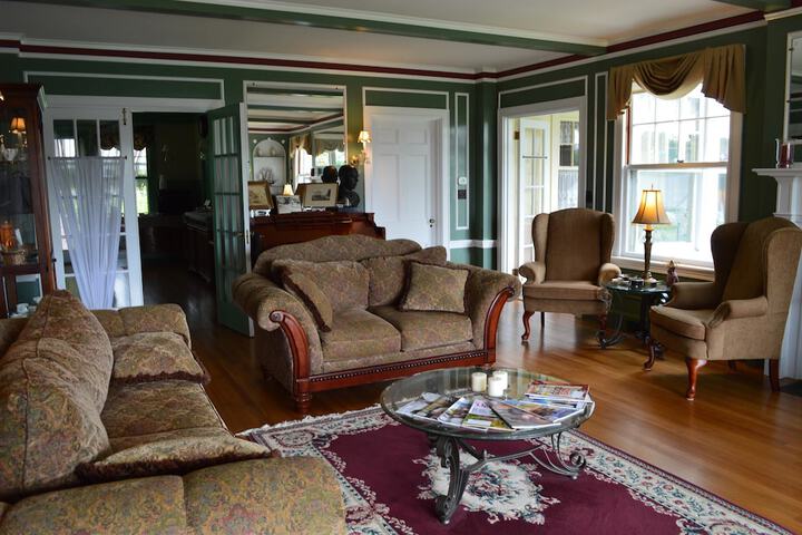 Lounge 78 of 85