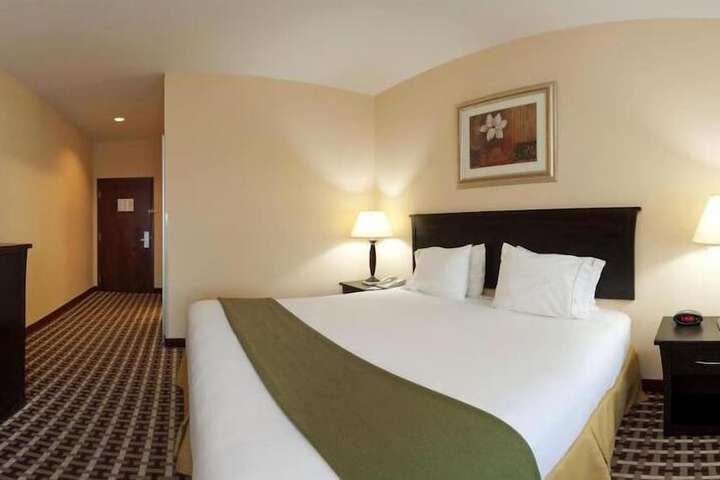 Holiday Inn Express & Suites Laurel by IHG