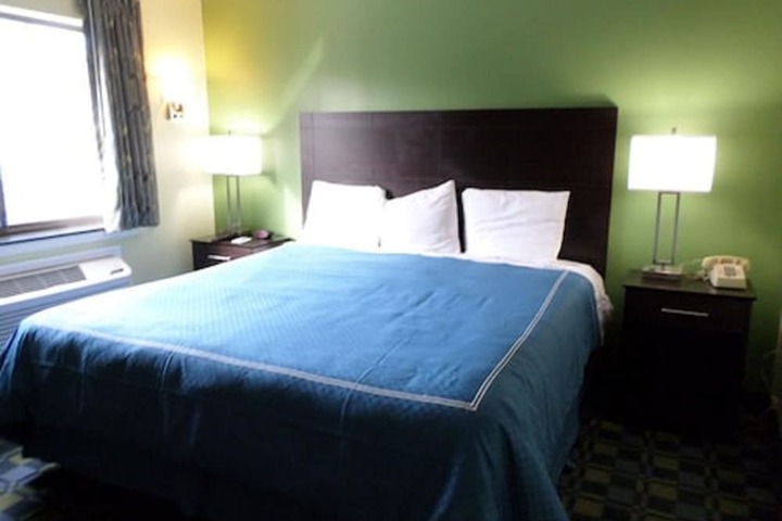 Travelodge by Wyndham Cleveland Lakewood