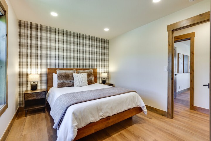 Updated Silverthorne Home w / Hot Tub & Mtn Views!
