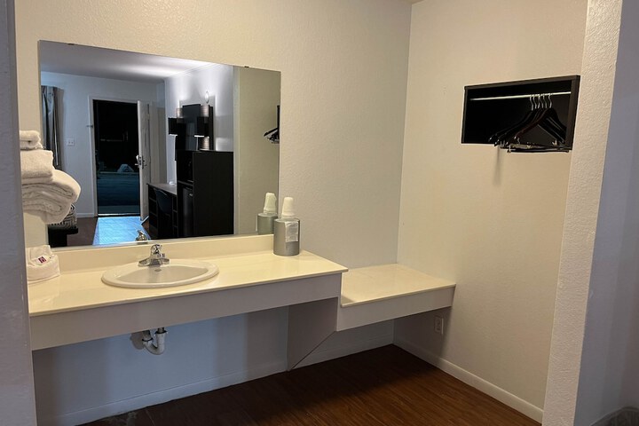 Room 14 of 33