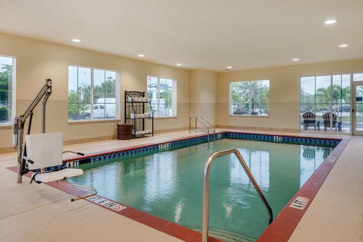 Comfort Inn & Suites Fort Myers Airport