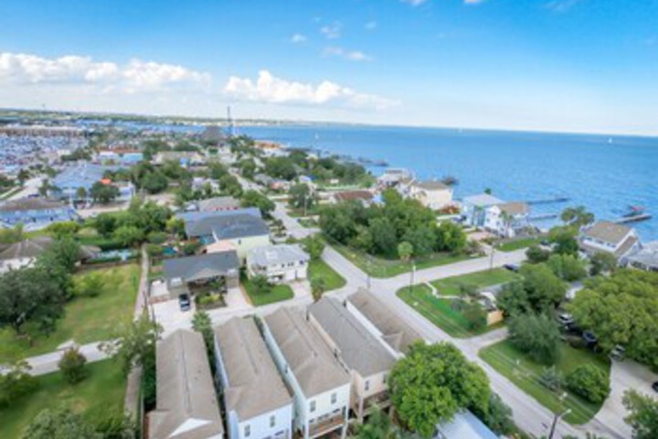 Spacious Kemah Boardwalk Townhome VR