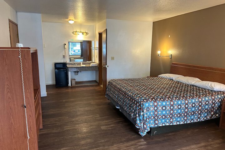 Room 8 of 18