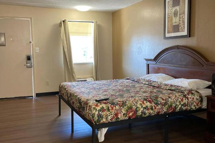 DELUXE INN