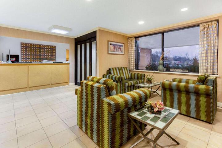 La Quinta Inn & Suites by Wyndham Chicago Willowbrook
