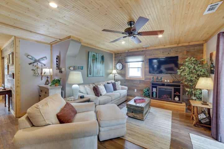 Lakefront Cottage w / Deck Near Indiana Beach!