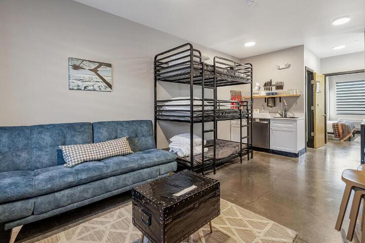 Travel themed group suite near Route 66
