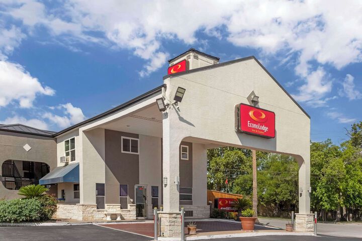 Econo Lodge Inn & Suites Near Lackland AFB