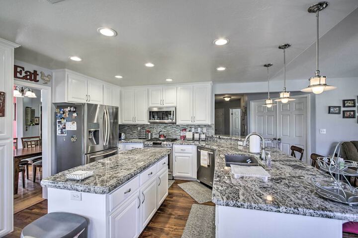 Welcoming Tehachapi Home w / Deck & Grill!
