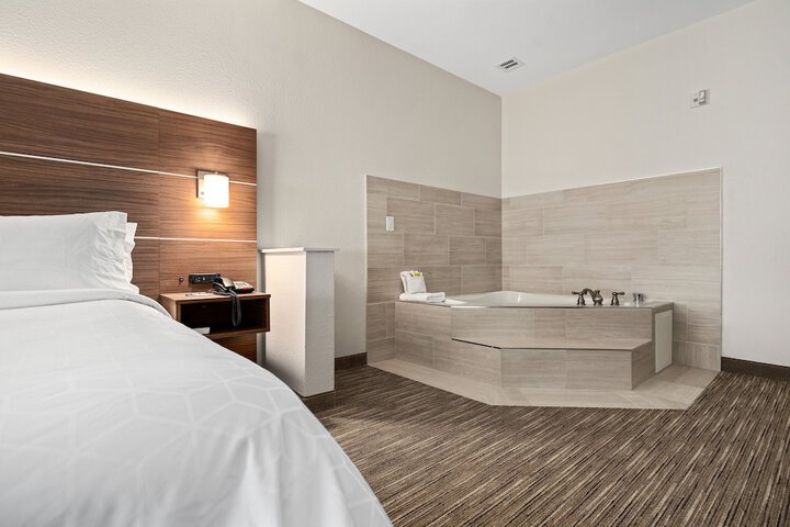 Holiday Inn Express Suites Van Buren-Ft Smith Area by IHG